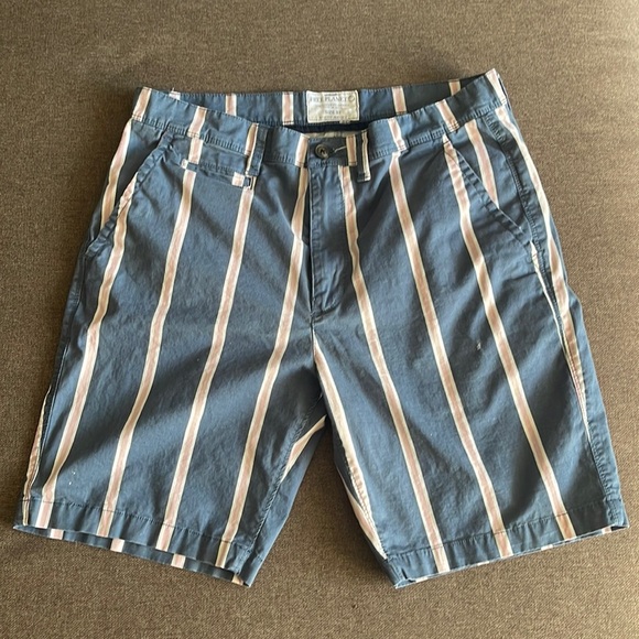 Free Planet Men's 8” Inseam Size 32 Striped Blue & Pink Shorts - Picture 1 of 5